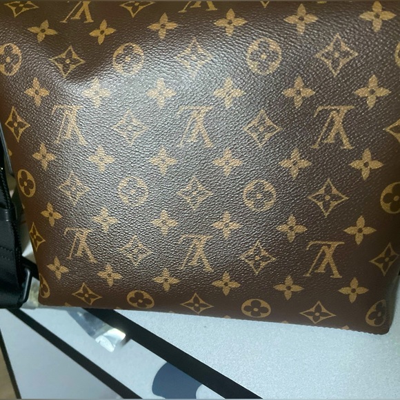 Louis Vuitton Magnetic Messanger - Picture 4 of 4
